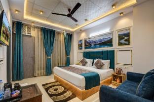 Hotel Cozy Nest Rohini,,3 star
