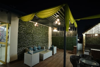 frolic hotel near sec 52 noida metro station