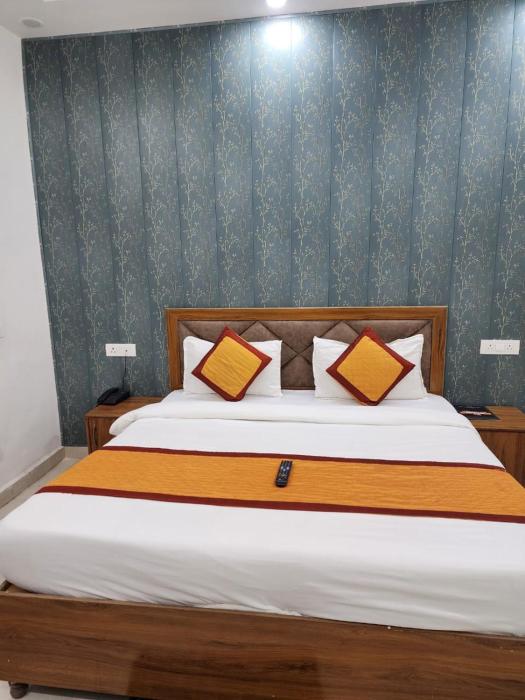 frolic hotel near sec 52 noida metro station