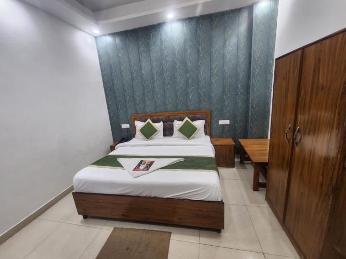 frolic hotel near sec 52 noida metro station