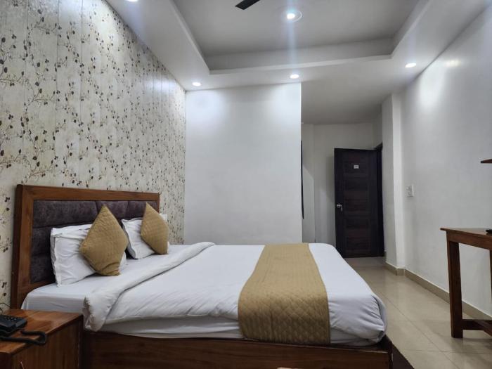 frolic hotel near sec 52 noida metro station