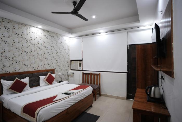 frolic hotel near sec 52 noida metro station