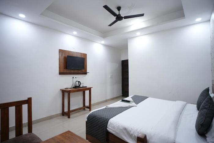 frolic hotel near sec 52 noida metro station