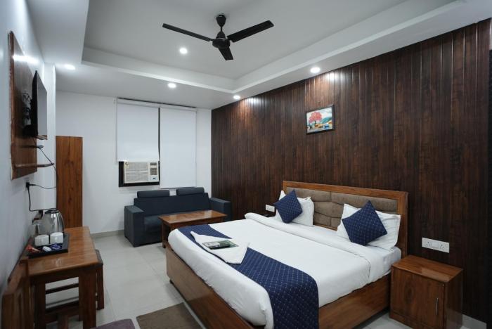 frolic hotel near sec 52 noida metro station