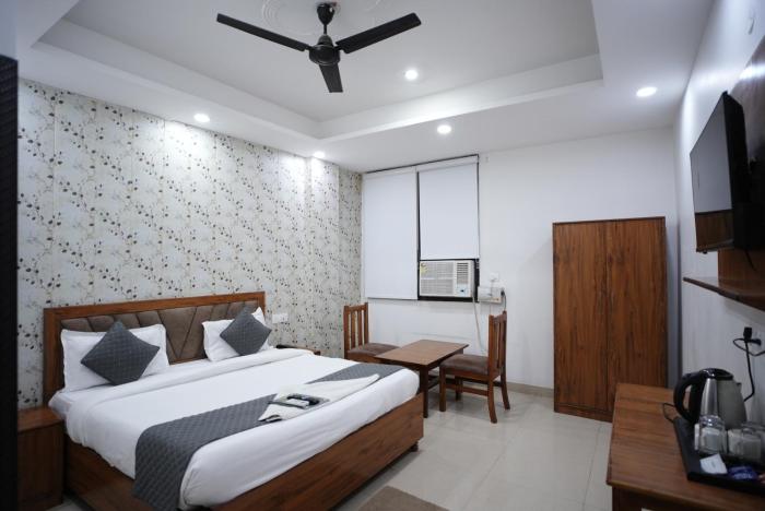frolic hotel near sec 52 noida metro station