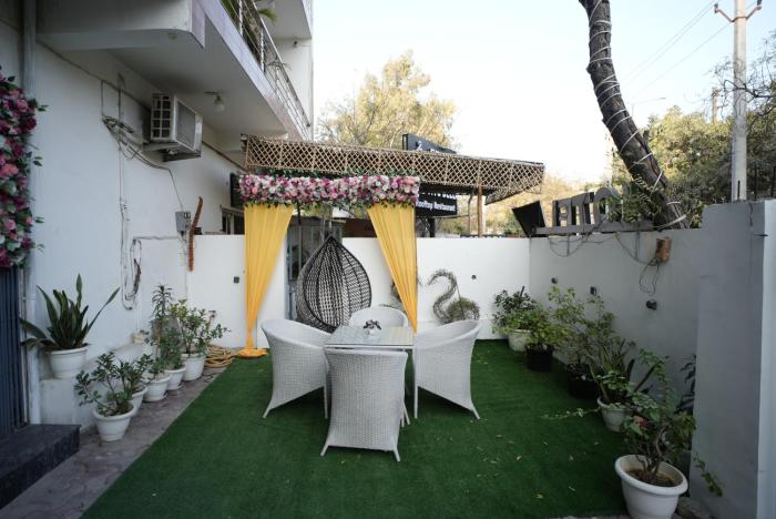 frolic hotel near sec 52 noida metro station
