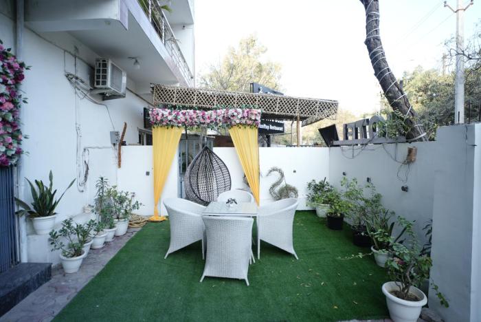 frolic hotel near sec 52 noida metro station