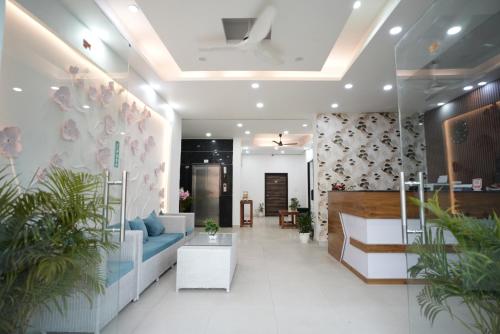 frolic hotel near sec 52 noida metro station