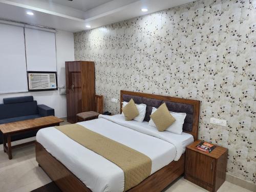 frolic hotel near sec 52 noida metro station