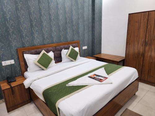 frolic hotel near sec 52 noida metro station