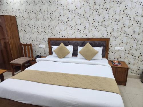 frolic hotel near sec 52 noida metro station