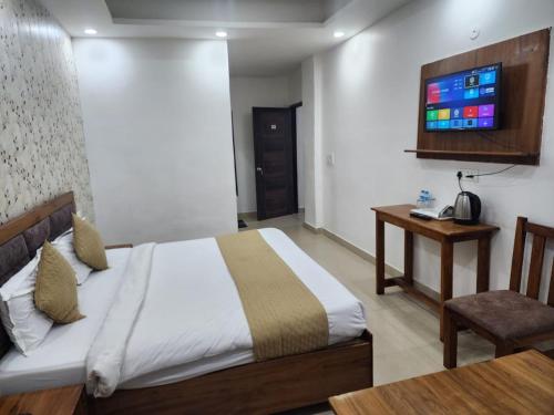 frolic hotel near sec 52 noida metro station