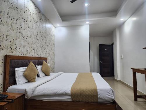 frolic hotel near sec 52 noida metro station