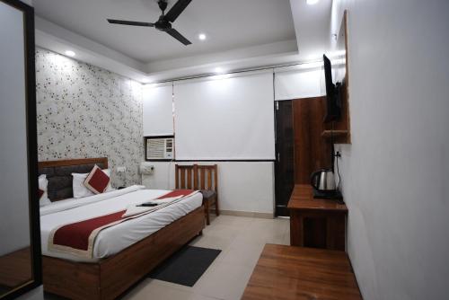 frolic hotel near sec 52 noida metro station