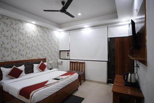 frolic hotel near sec 52 noida metro station