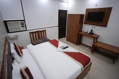 frolic hotel near sec 52 noida metro station