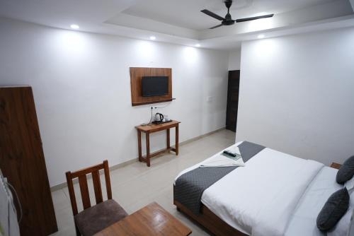 frolic hotel near sec 52 noida metro station