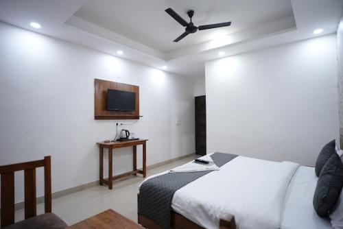 frolic hotel near sec 52 noida metro station