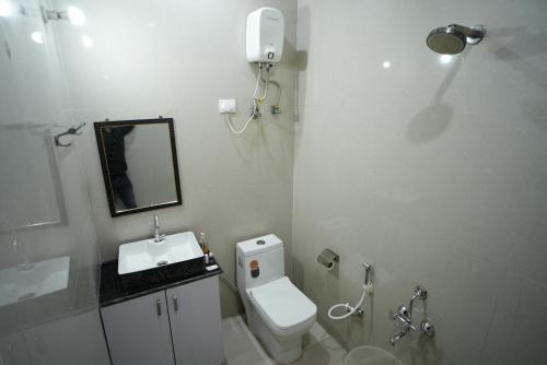 frolic hotel near sec 52 noida metro station