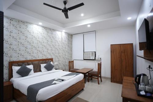 frolic hotel near sec 52 noida metro station