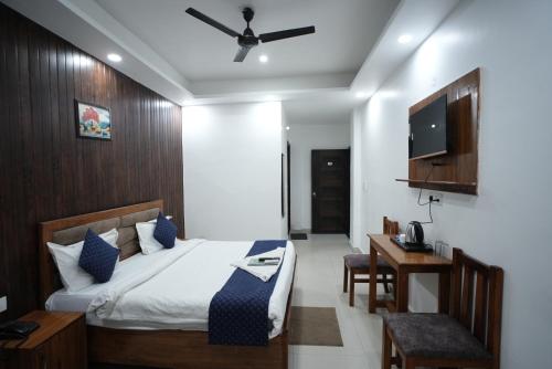 frolic hotel near sec 52 noida metro station