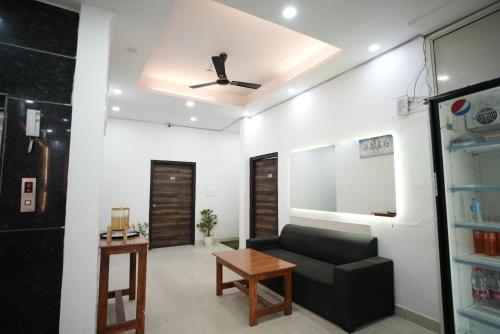 frolic hotel near sec 52 noida metro station
