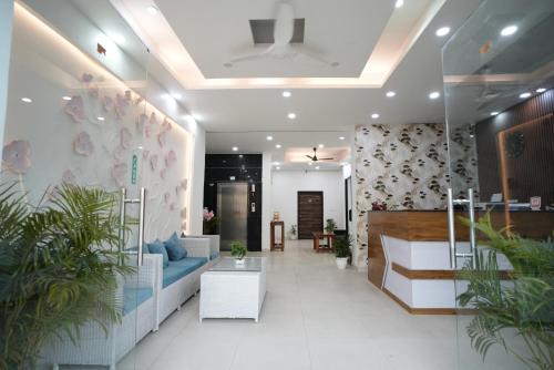 frolic hotel near sec 52 noida metro station
