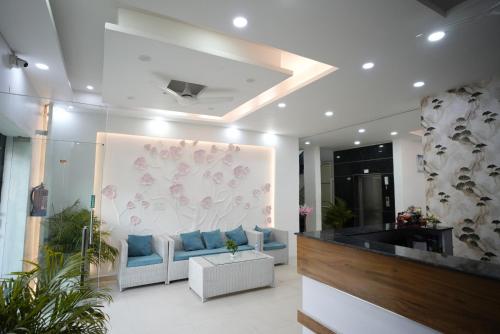 frolic hotel near sec 52 noida metro station