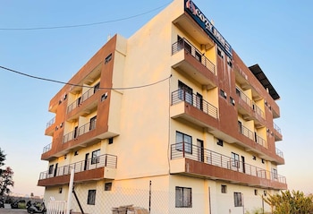 Cozy Den Hotel,,3 star