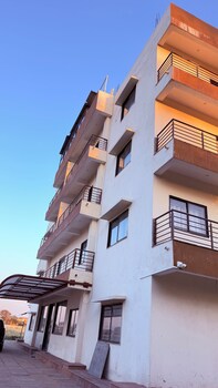 Cozy Den Hotel,,3 star