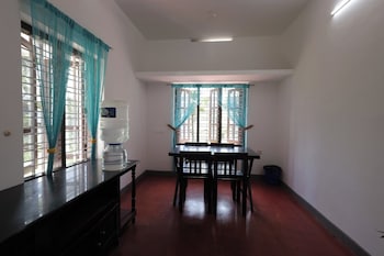 Taaraa Loca - Yoga Spiritual N Dorms,,2 star