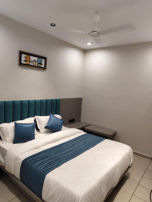 hotel signature bopal