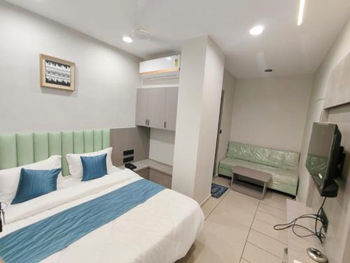 hotel signature bopal