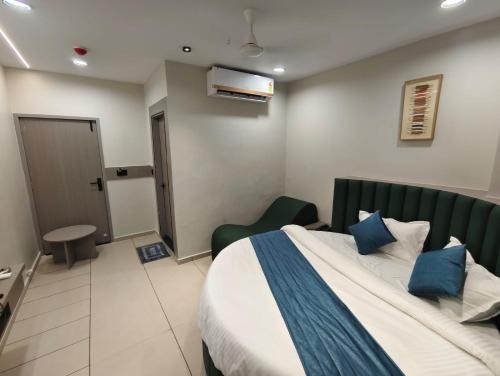 hotel signature bopal