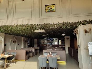 Hotel The Crown Prince,,3 star