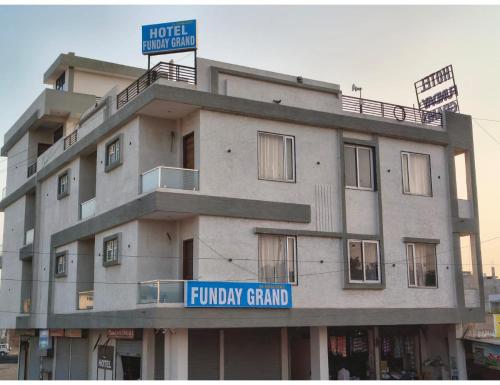 Hotel Funday Grand,,2 star