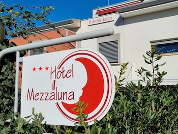 hotel mezzaluna