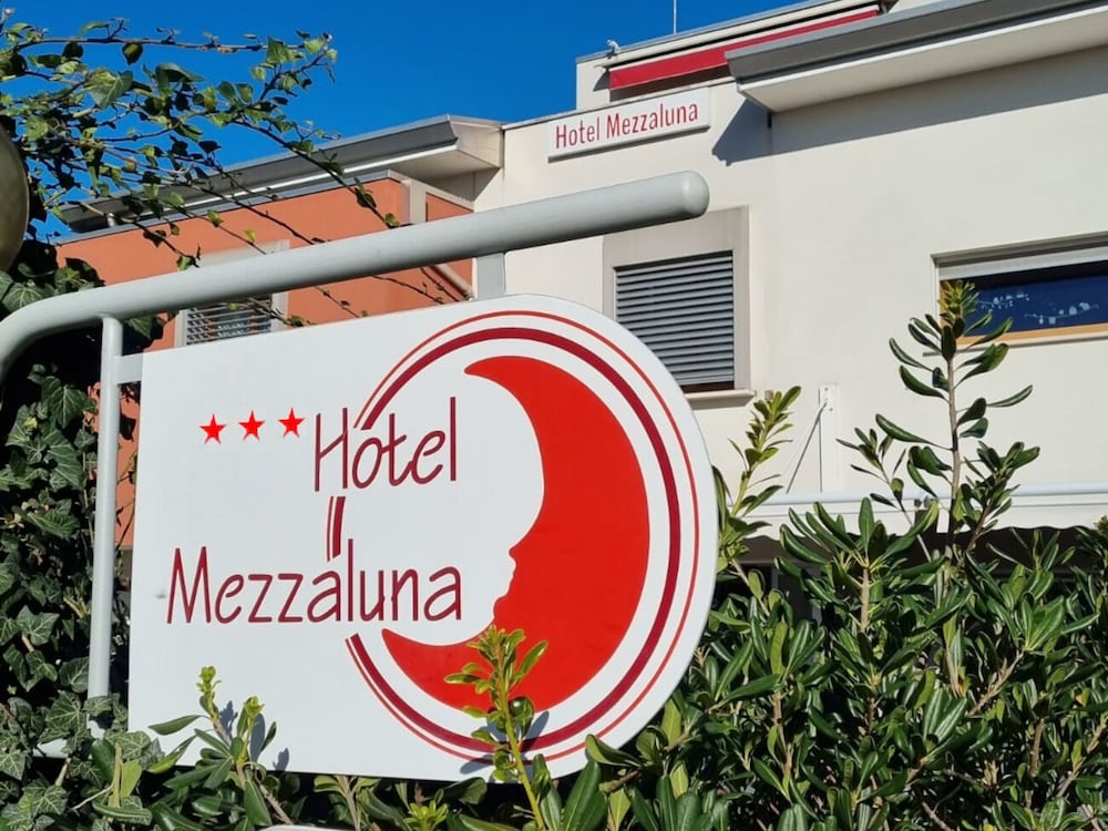 hotel mezzaluna