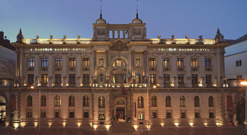 nh collection prague carlo iv