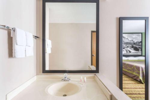 super 8 by wyndham rock springs