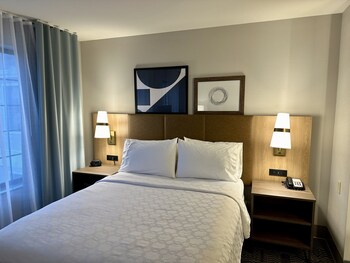 staybridge suites milwaukee west oconomowoc by ihg