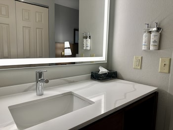 staybridge suites milwaukee west oconomowoc by ihg