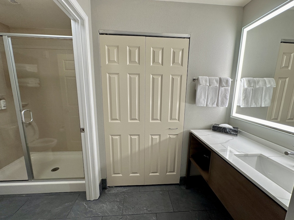 staybridge suites milwaukee west oconomowoc by ihg