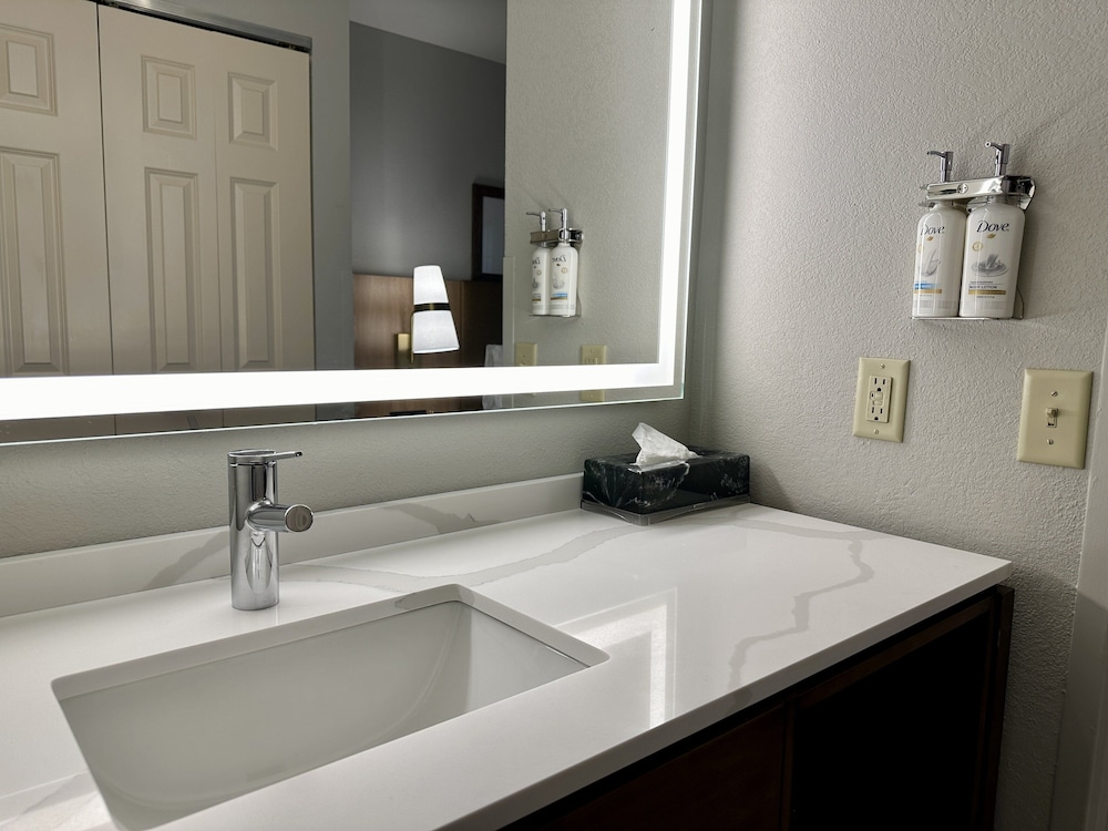 staybridge suites milwaukee west oconomowoc by ihg