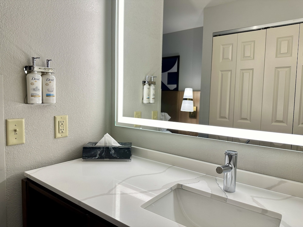 staybridge suites milwaukee west oconomowoc by ihg