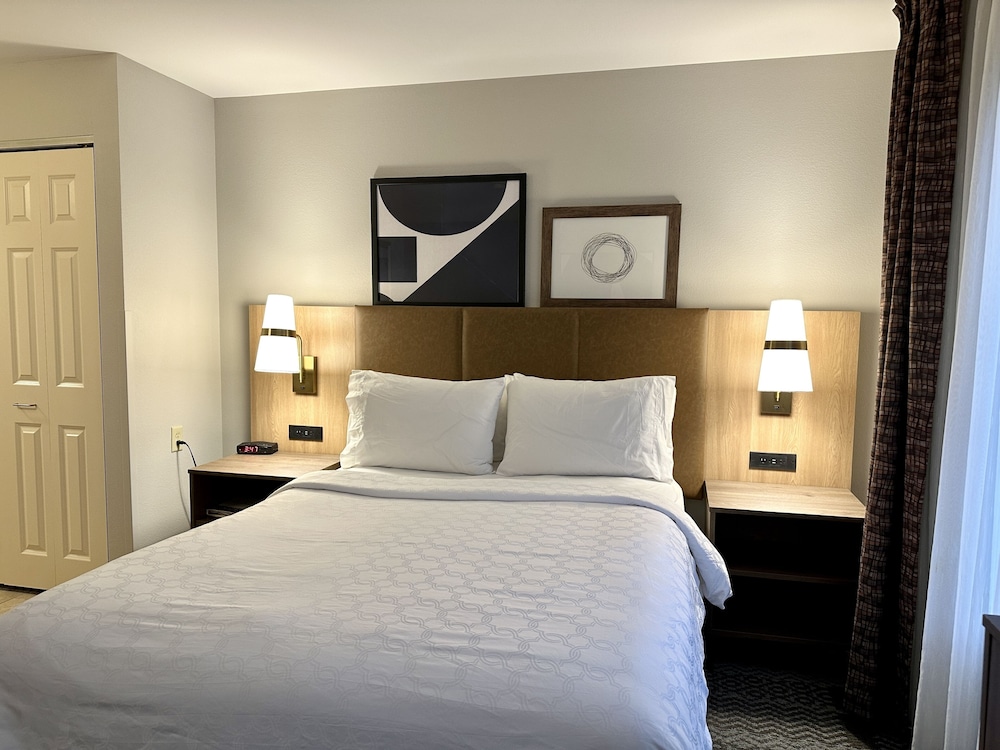 staybridge suites milwaukee west oconomowoc by ihg