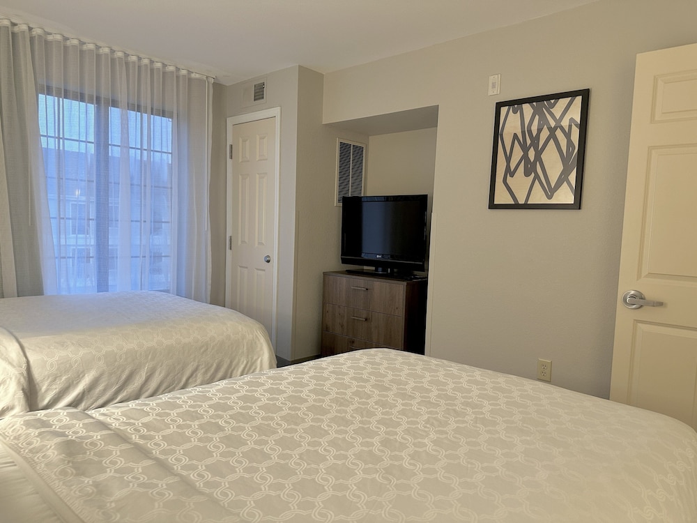 staybridge suites milwaukee west oconomowoc by ihg