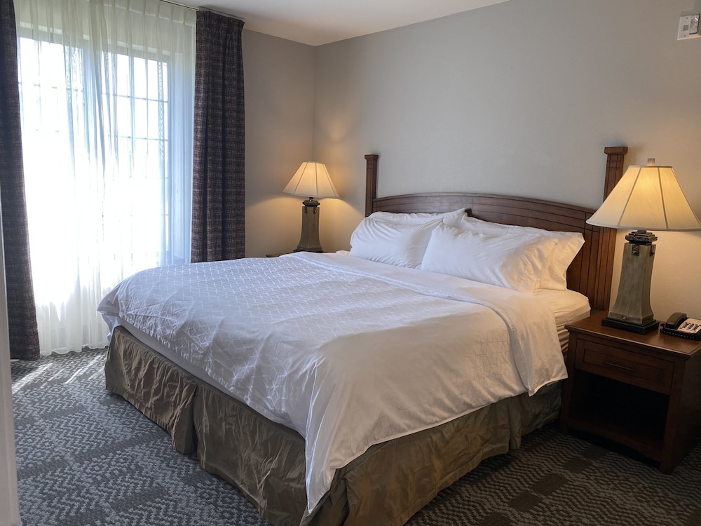 staybridge suites milwaukee west oconomowoc by ihg