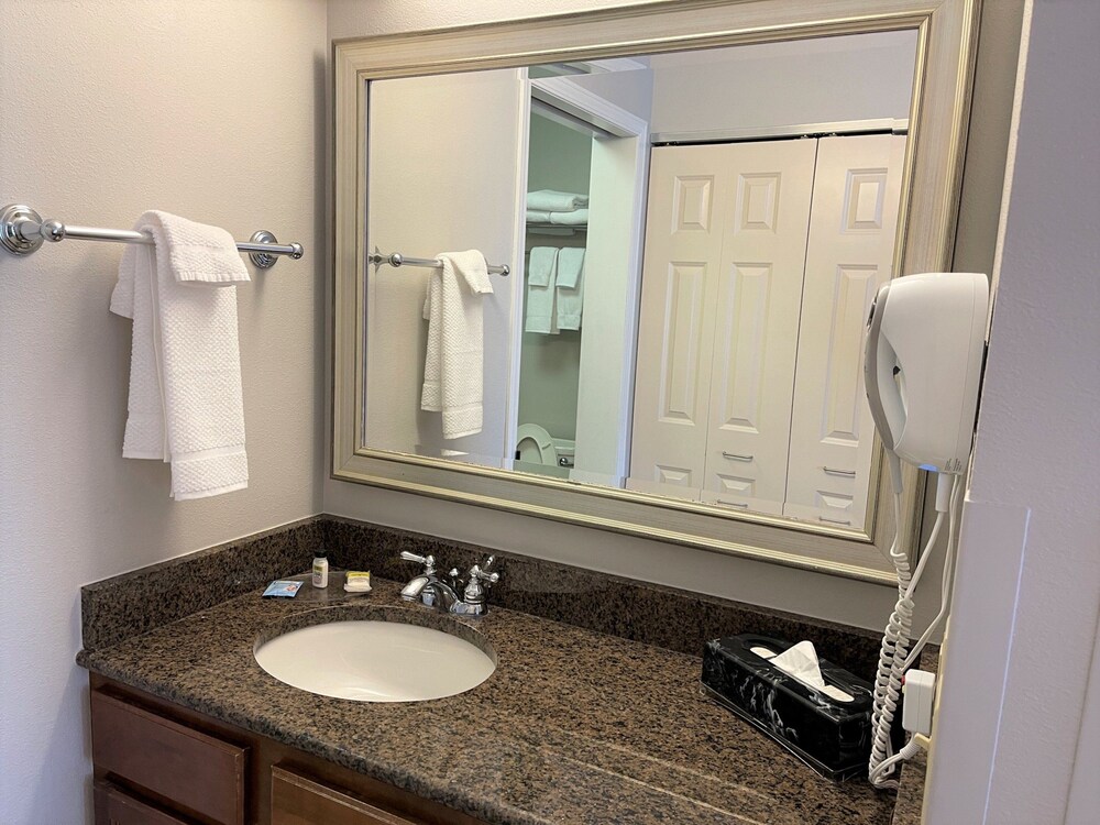 staybridge suites milwaukee west oconomowoc by ihg