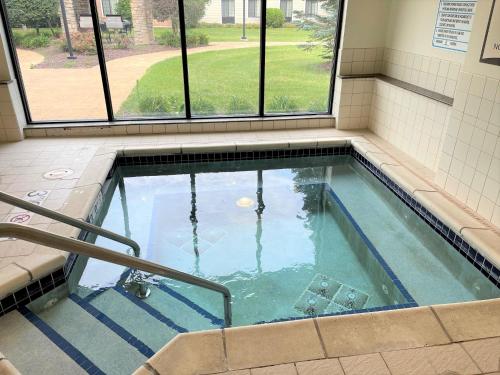 staybridge suites milwaukee west oconomowoc by ihg